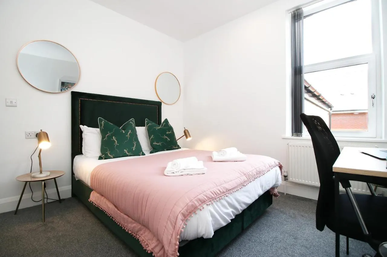 New Light & Airy 3 Bed Getaway - Wifi - Netflix - Comfort Cardiff Apartment