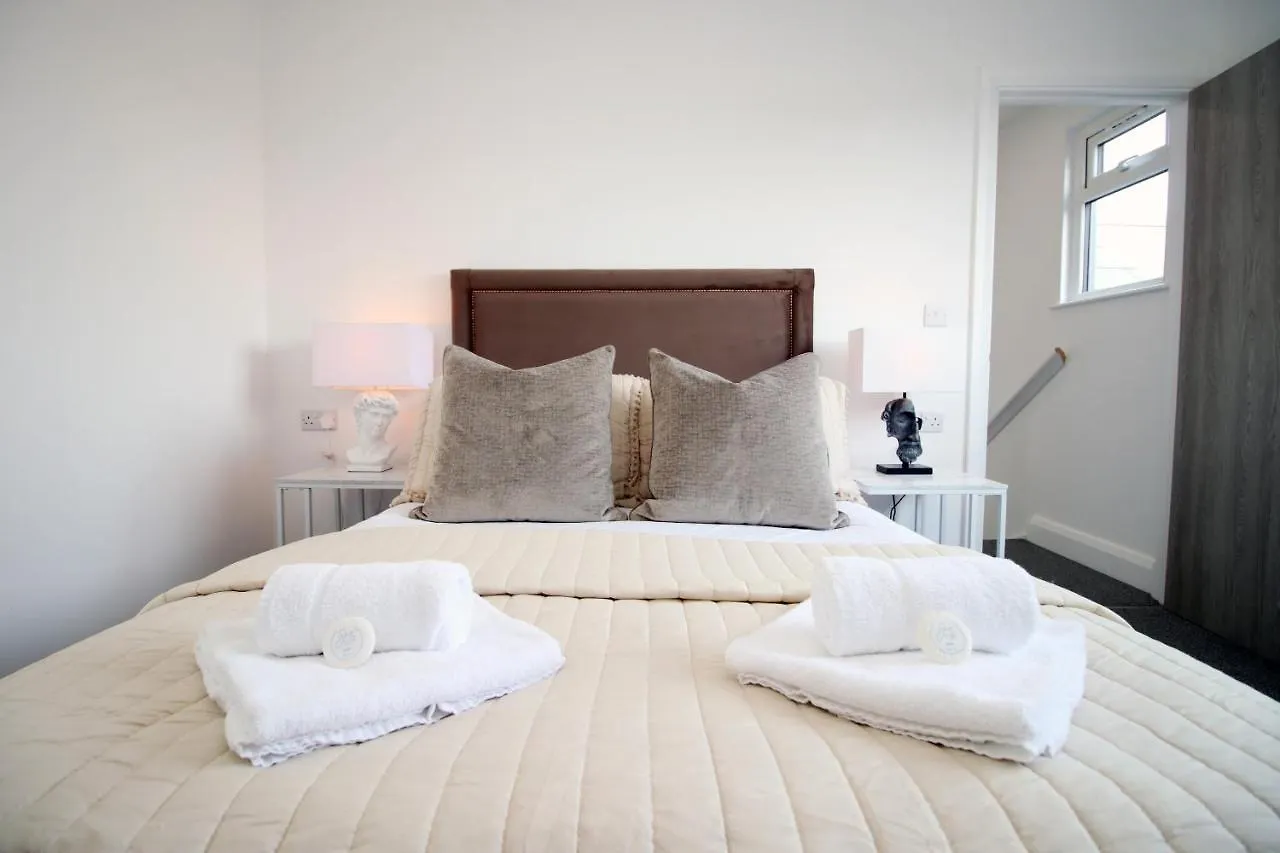 New Light & Airy 3 Bed Getaway - Wifi - Netflix - Comfort Cardiff 0*,
